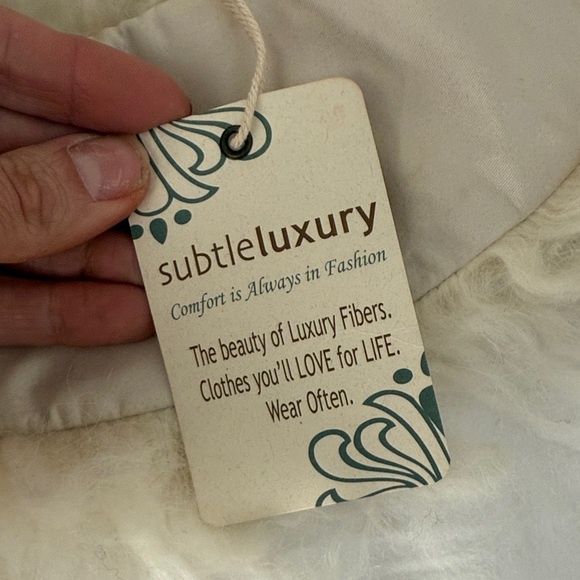 Subtle Luxury Ivory Fur Collar - Picture 4 of 6